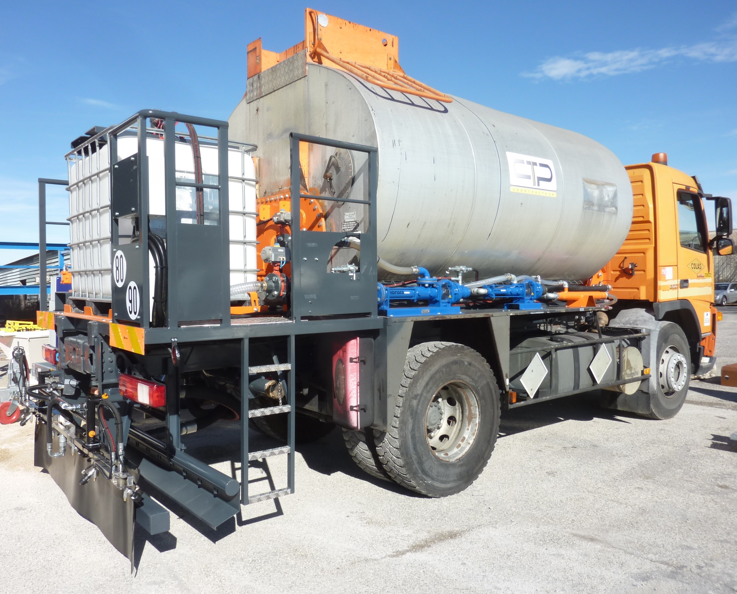 fabricant d’engins de chantier-entretien des routes-centrales de graves-logiciels de dosage et pilotage-entretien de la voirie-emulsion de bitume-fournisseur d’equipements de chantier