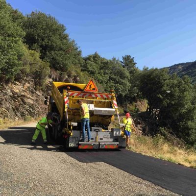 Entretien des chaussées avec point-à-temps, distributeur d’enrobés et granulats et déverseur latéral CTP Constructeur