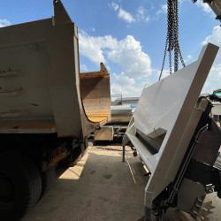 Montage d'un gravillonneur sur un porteur en Afrique